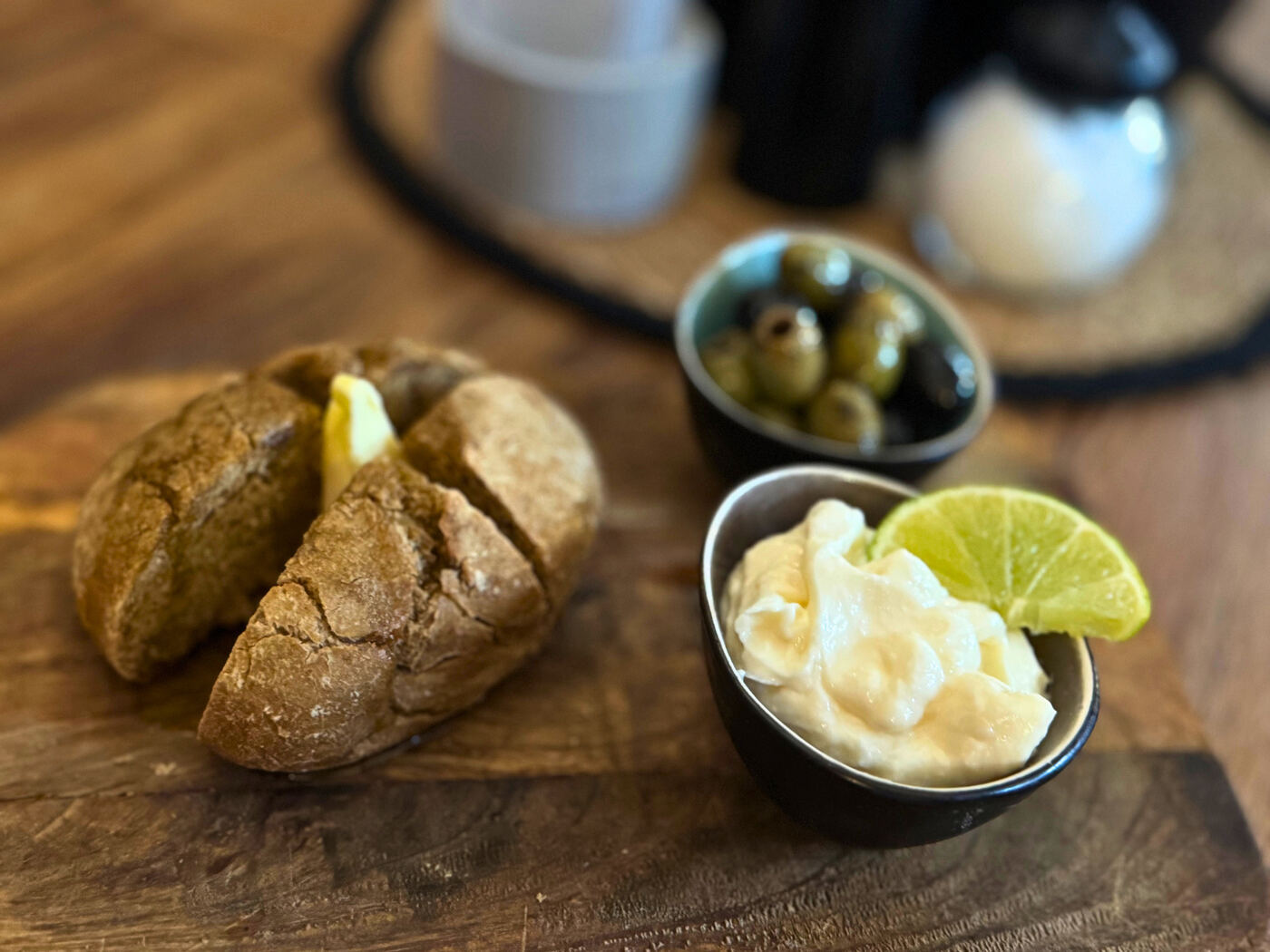 Ofenfrisches Brot mit Lemon Aioli und Oliven