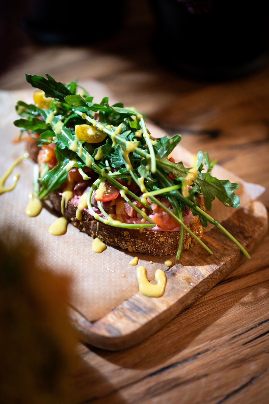 Ofenfrisches Landbrot mit Rucola und Tomaten