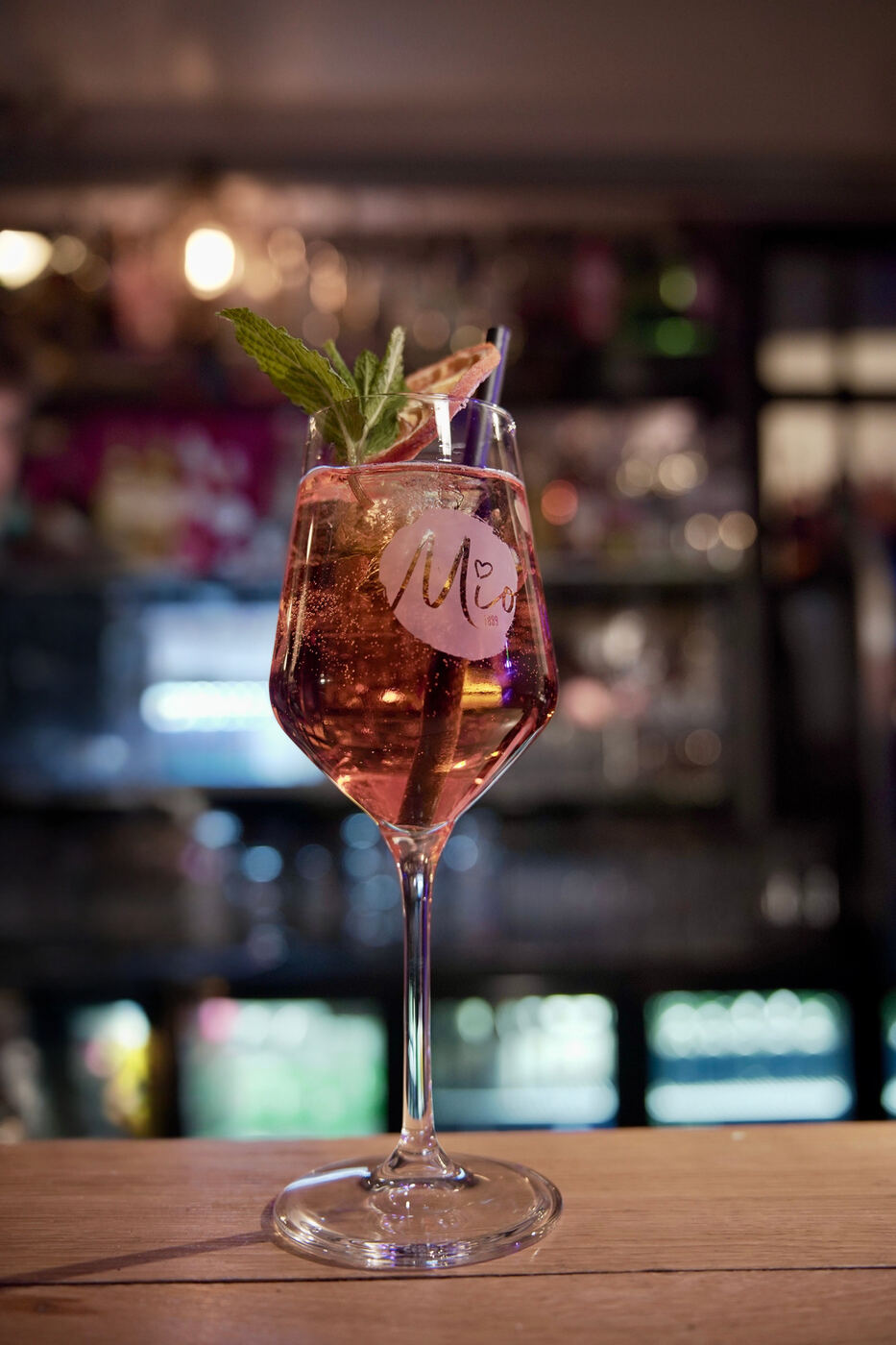 Rosé-Spritz mit Mio-Logo am Tresen